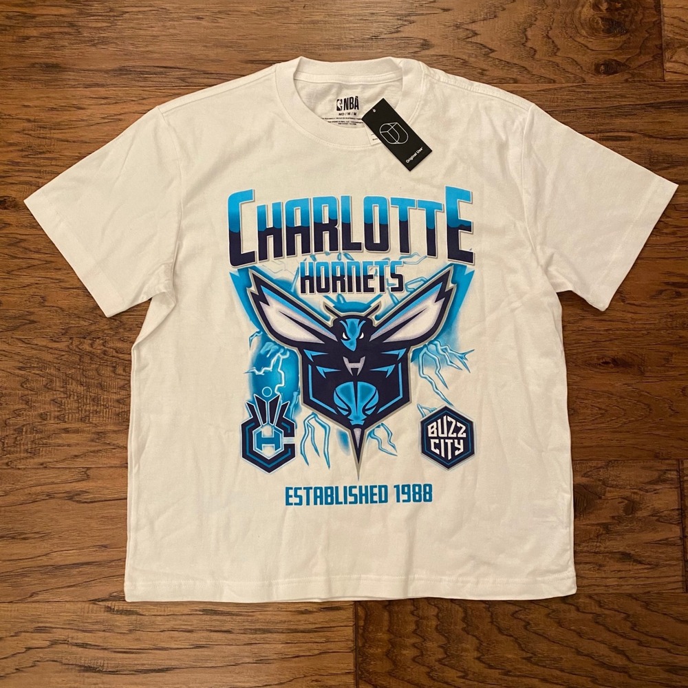 NBA Charlotte Hornets Graphic T-Shirt Mens Medium White Boxy Buzz City Logo New